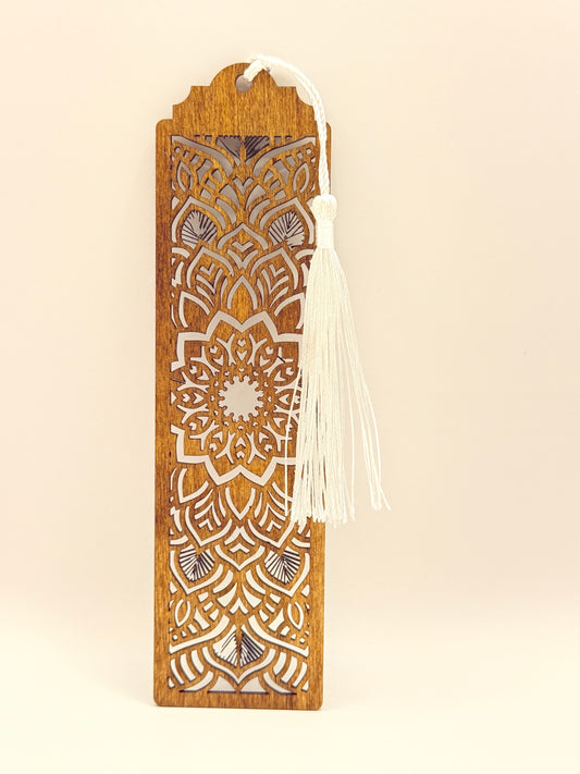 فاصل كتاب خشبي